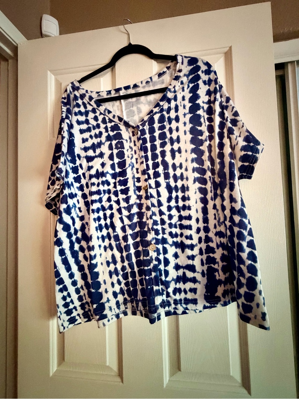 SHEIN Navy and White Tie-Dye Button Front V-Neck Top